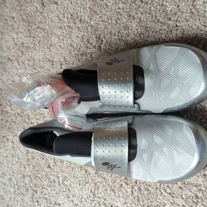 Pearl Izumi Silver Soulcyle Spin shoes size 42 NEW NEVER WORN